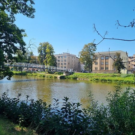 Prostorny Byt V Centru U Reky, 2 Loznice, Balkon Hradec Králové المظهر الخارجي الصورة